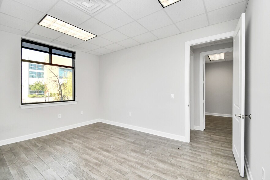 More Photos Of 830 Julie Rivers Dr, Sugar Land Unknown For Lease