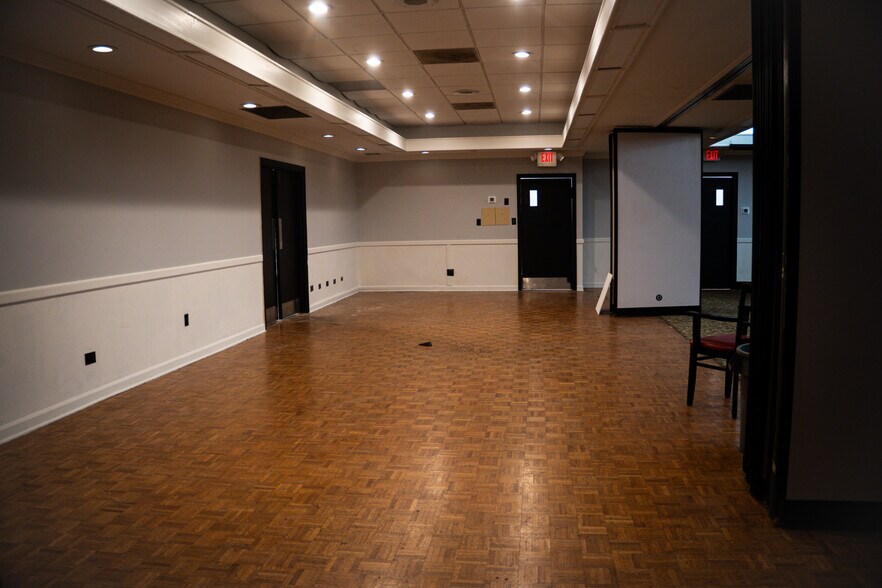 More Photos Of 2703 Ramada Rd, Burlington General Retail For Lease