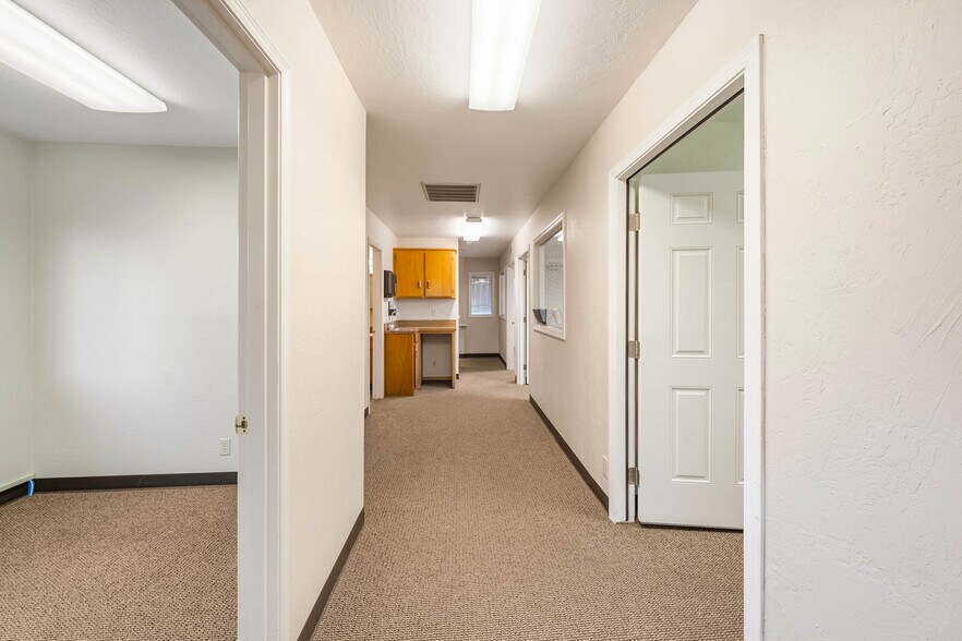 More Photos Of 735 SE 7th St, Grants Pass Office For Sale
