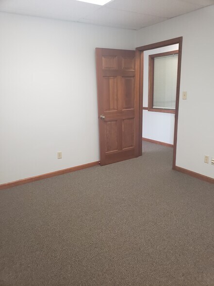 More Photos Of 1512 W 96th Ave, Crown Point Office Residential For Lease