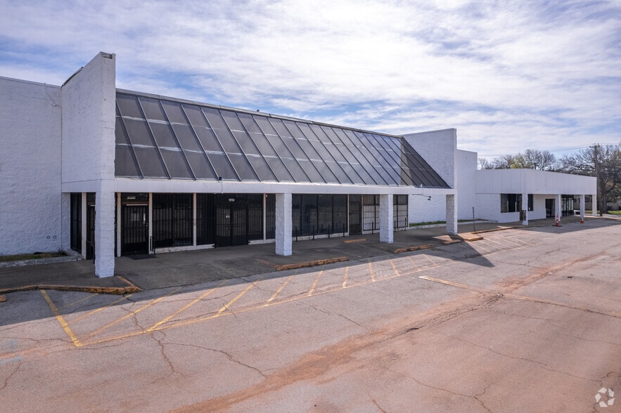More Photos Of 10710-10724 Garland Rd, Dallas Supermarket For Lease