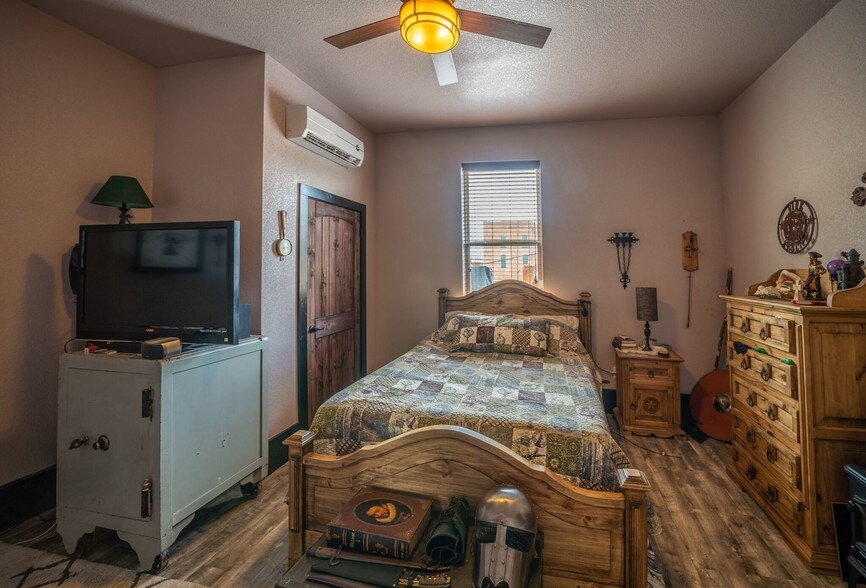 More Photos Of 75 N Waco St, Hillsboro General Retail For Lease