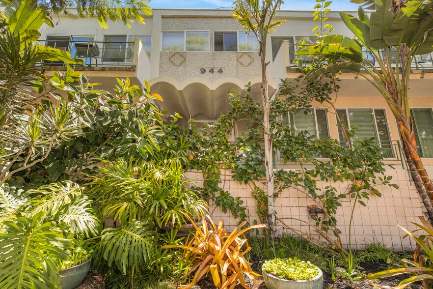 More Photos Of 944 N Orange Grove Ave, Los Angeles Apartments For Sale