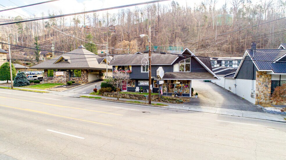 More Photos Of 402 E Parkway, Gatlinburg Apartments For Sale