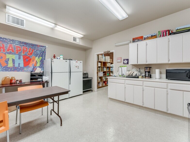 More Photos Of 1215 NE Baker St, Mcminnville Office For Sale