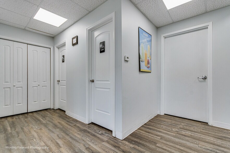 More Photos Of 1340 Louis Ave, Elk Grove Village Warehouse For Lease