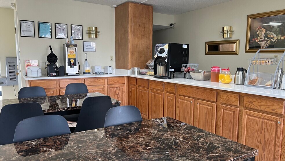 More Photos Of 1013 Highway 231 S, Troy Hotel For Sale