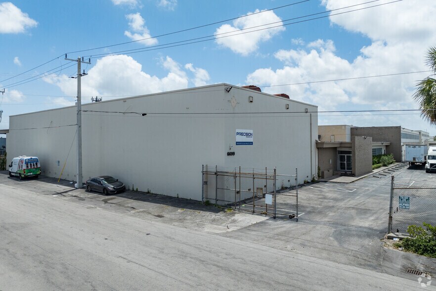 More Photos Of 6695-6699 NW 36th Ave, Miami Light Distribution For Lease