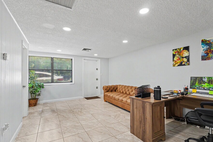 More Photos Of 4400 Middle Ave, Sarasota Warehouse For Sale