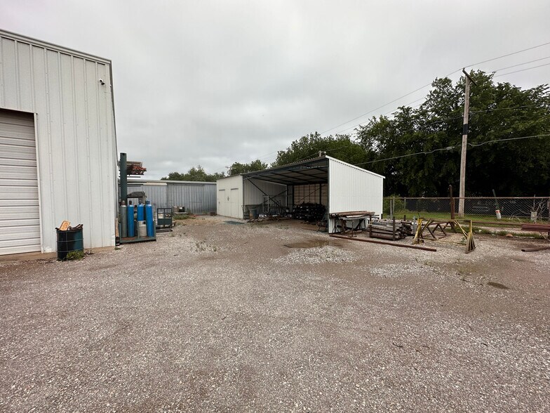 More Photos Of 1301 S 3rd St, Chickasha Distribution For Lease