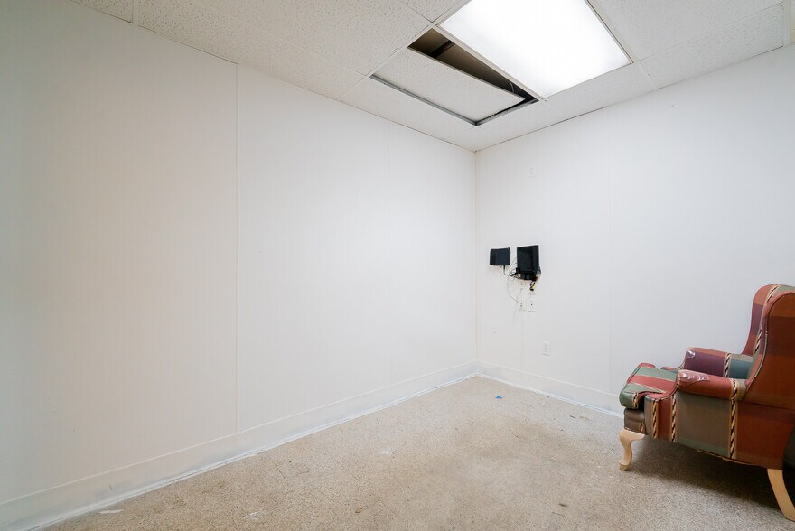 More Photos Of 111 Terminal Av, Nanaimo General Retail For Sale