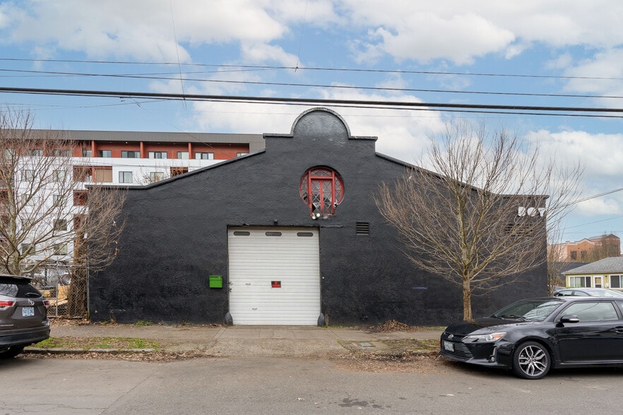 More Photos Of 311 NE Shaver St, Portland Service For Sale