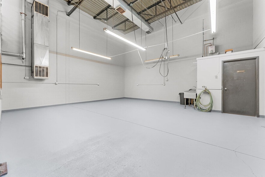 More Photos Of 34 Sullivan Rd, North Billerica Warehouse For Lease