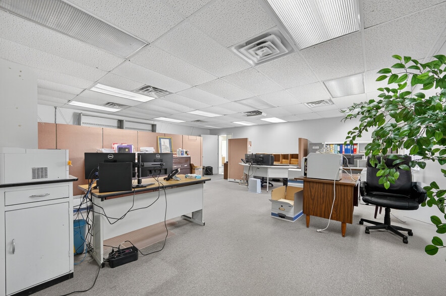 More Photos Of 207 Elk Ave S, Fayetteville Office For Sale