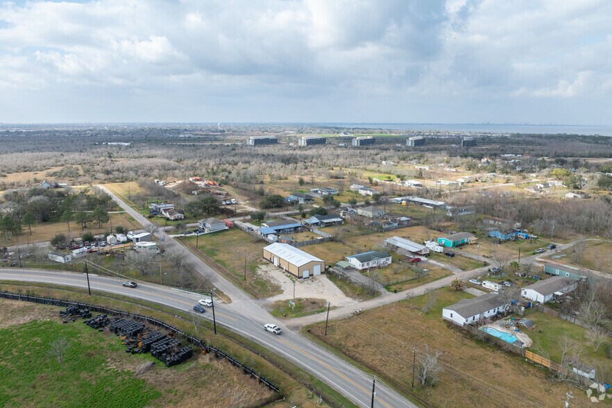 More Photos Of 942 Paulette Ln, San Leon Distribution For Sale