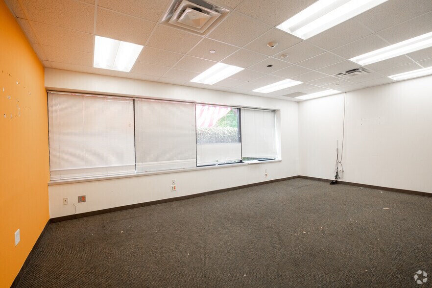 More Photos Of 201 Grumman Rd W, Bethpage Distribution For Lease