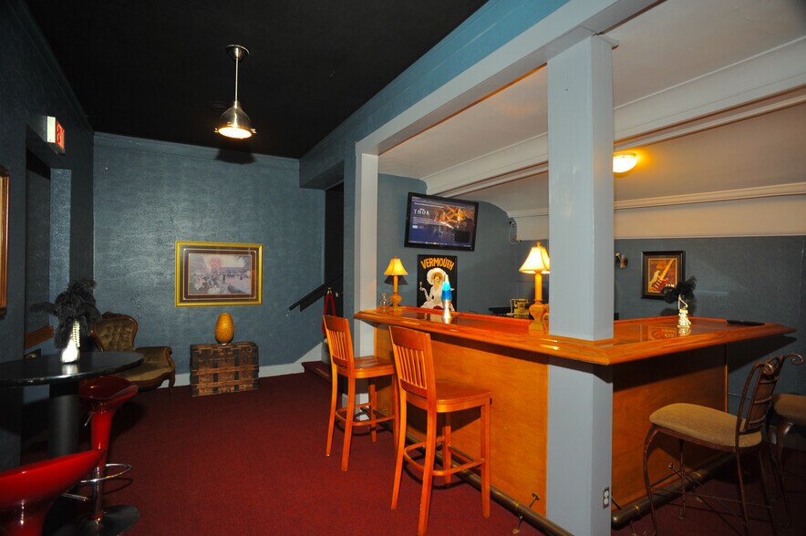 More Photos Of 424 W Main St, Denison Storefront Retail Office For Sale