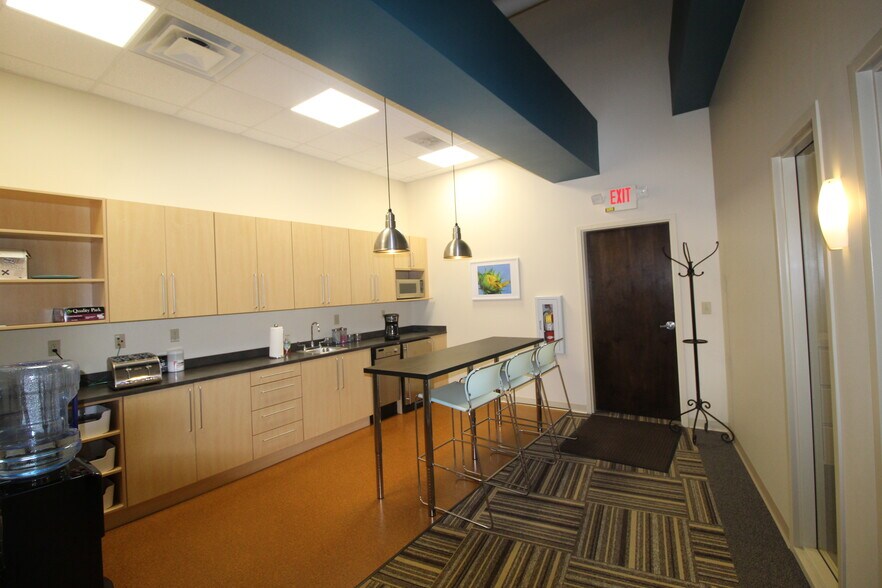 More Photos Of 200 Hoff Rd, Westerville Research And Development For Lease