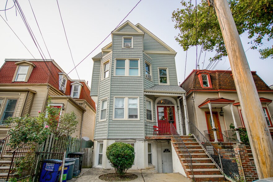 Primary Photo Of 73 Harrison St, Staten Island Apartments For Sale