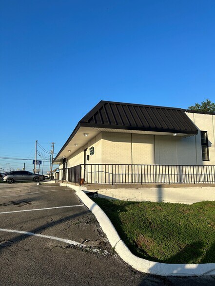 More Photos Of 1104 Merchant Dr, Knoxville Office For Sale