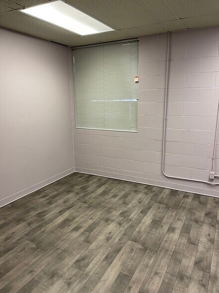 More Photos Of 103 S Fannin Ave, Cameron Office For Lease