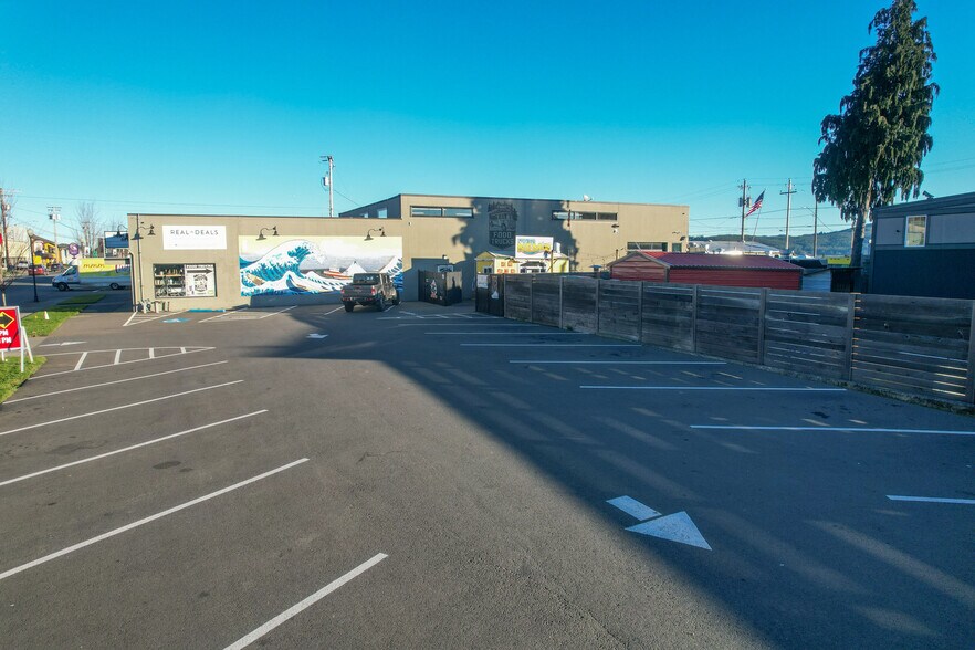 More Photos Of 775 N Front St, Coos Bay Bar For Sale