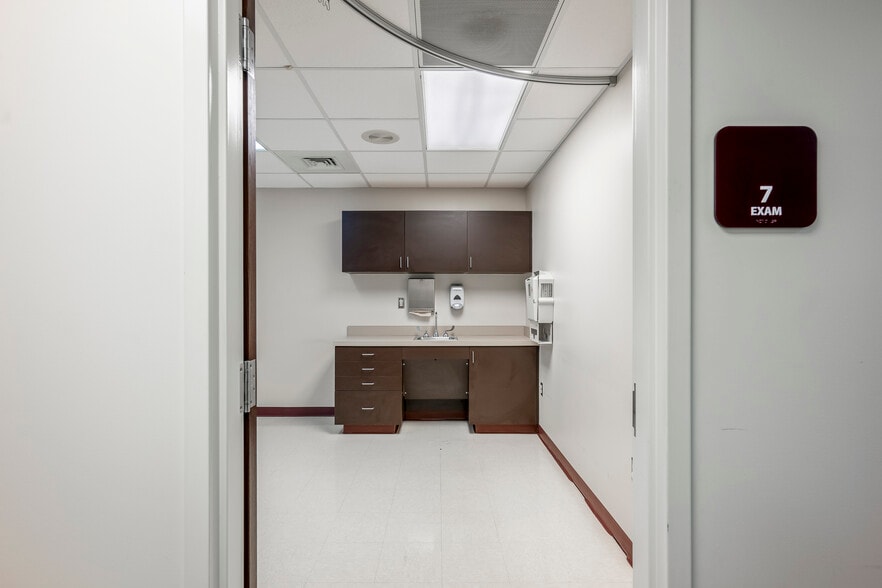 More Photos Of 820 S Illinois Ave, Republic Medical For Sale