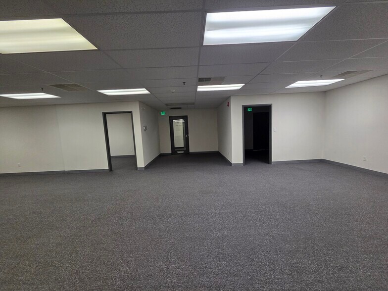 More Photos Of 500 W Cummings Park, Woburn Office For Lease