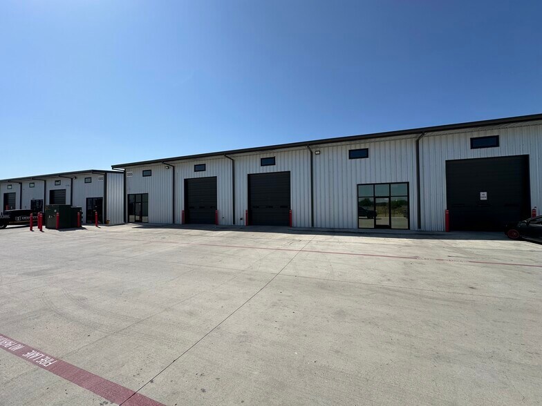 More Photos Of 13055 Harmon Rd, Fort Worth Warehouse For Lease