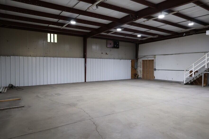 More Photos Of 305 NW Locust Ct, Oak Grove Warehouse For Lease