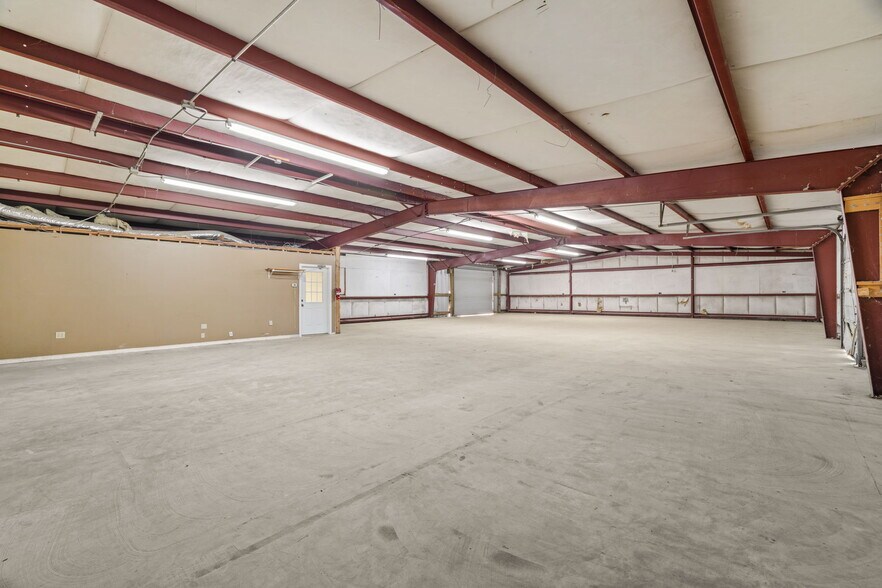 More Photos Of 10063 US-72, Rogersville Warehouse For Lease