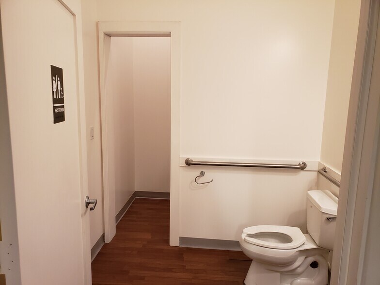 More Photos Of 3059-3061 SE Monroe St, Stuart Warehouse For Lease