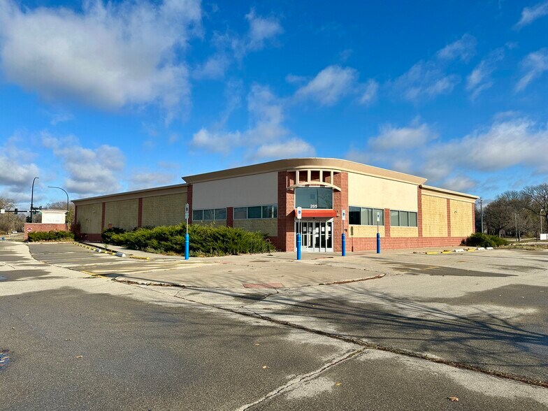 More Photos Of 205 Franklin St, Waterloo Freestanding For Lease