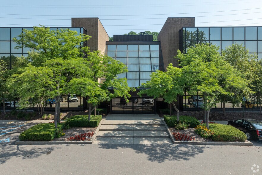 More Photos Of 300 E Long Lake Rd, Bloomfield Hills Office For Sale