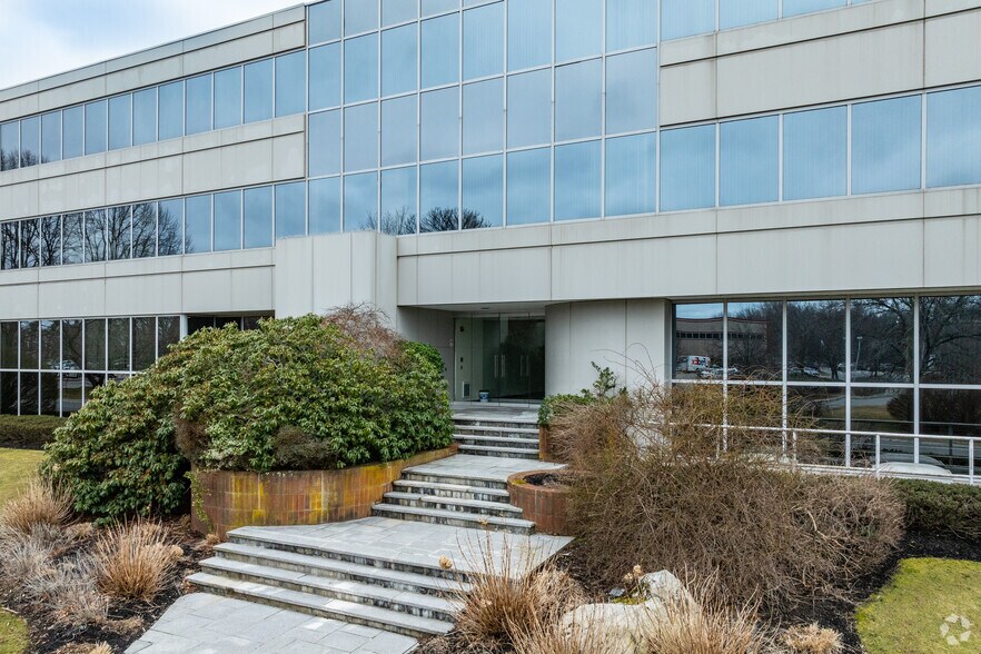 More Photos Of 3 Edgewater Dr, Norwood Office For Lease