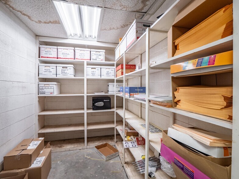 More Photos Of 1 W Choctaw Ave, Mcalester Flex For Sale