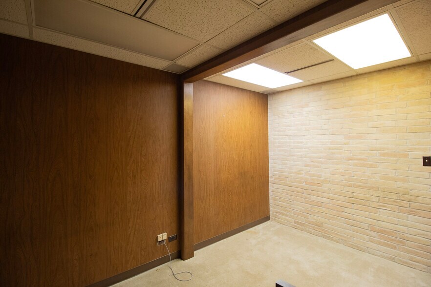 More Photos Of 600 S Closner Blvd, Edinburg Office For Sale