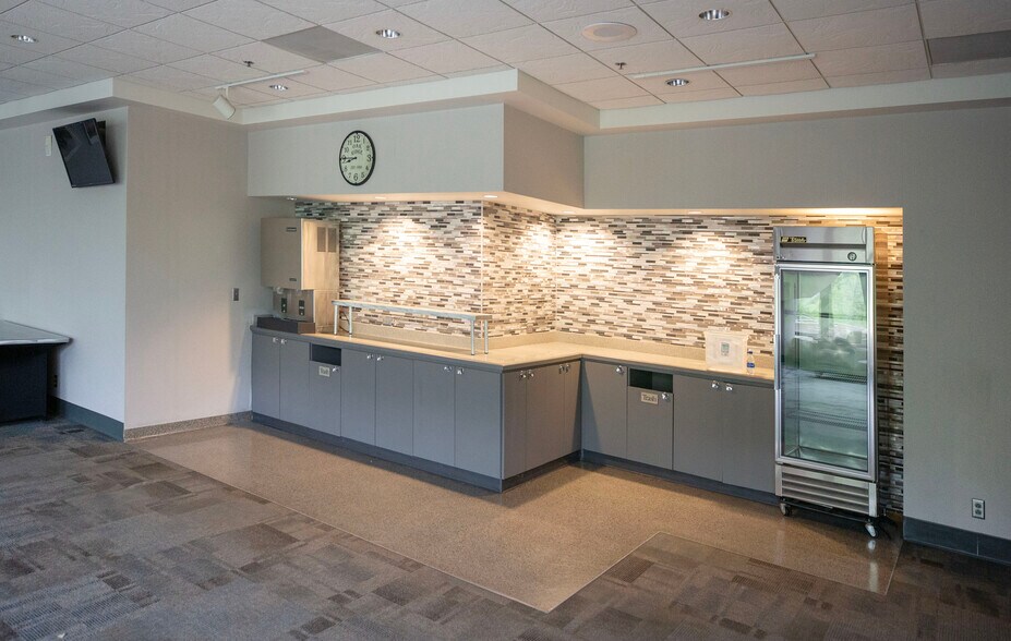 More Photos Of 1 Oak Ridge Dr, Chaska Hotel For Lease