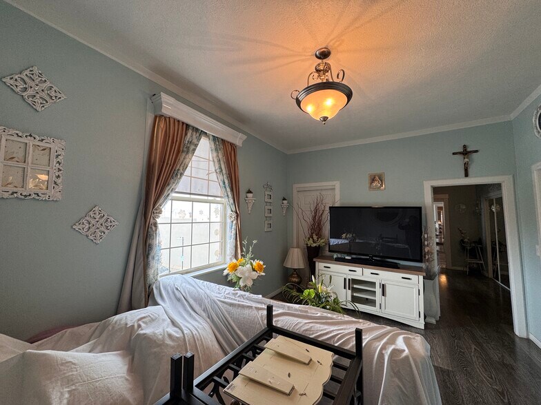 More Photos Of 1221 Overland Ave, Burley Storefront For Sale