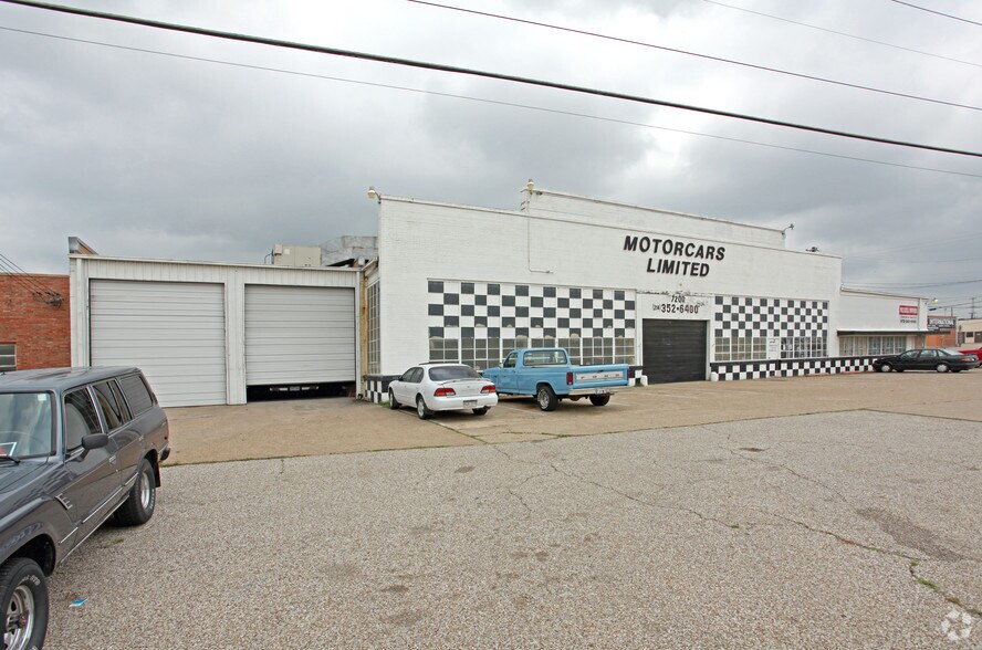 More Photos Of 7200 Harry Hines Blvd, Dallas Service For Lease