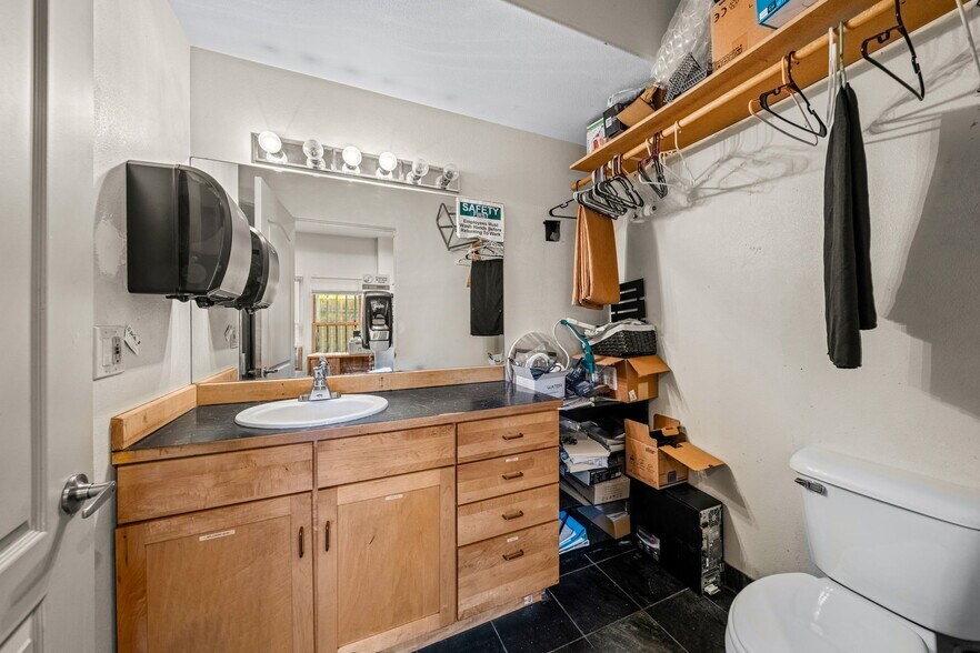 More Photos Of 701 E 2nd Ave, Durango Showroom For Lease