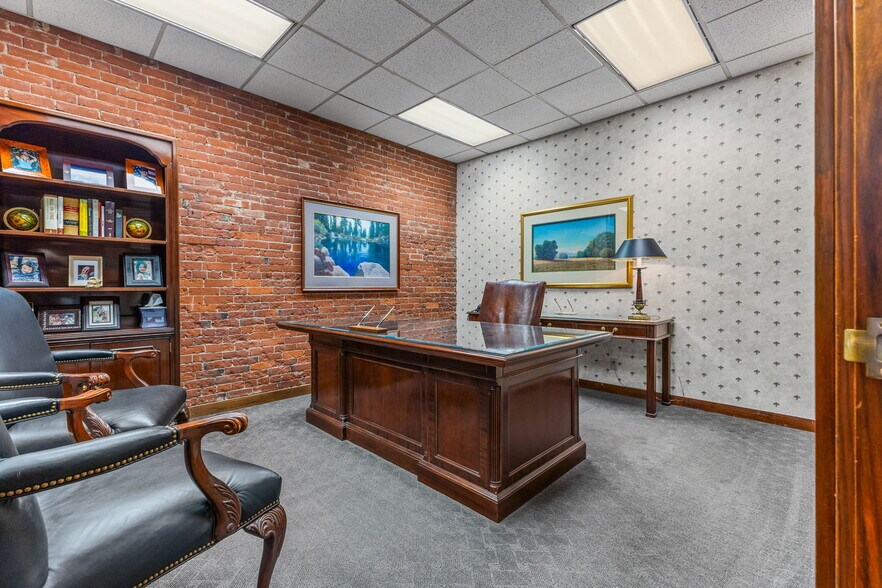 More Photos Of 387 Court St NE, Salem Office For Sale