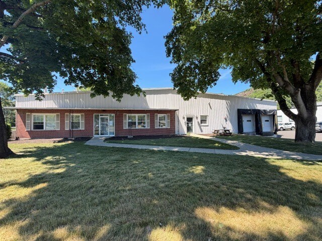 Primary Photo Of 5 Lunar Dr, Woodbridge Warehouse For Lease