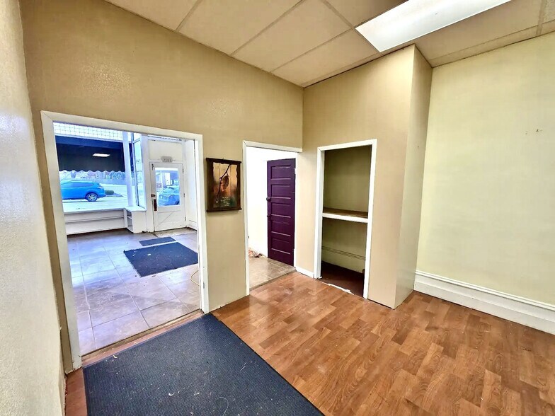More Photos Of 219 W Main St, Lexington General Retail For Lease