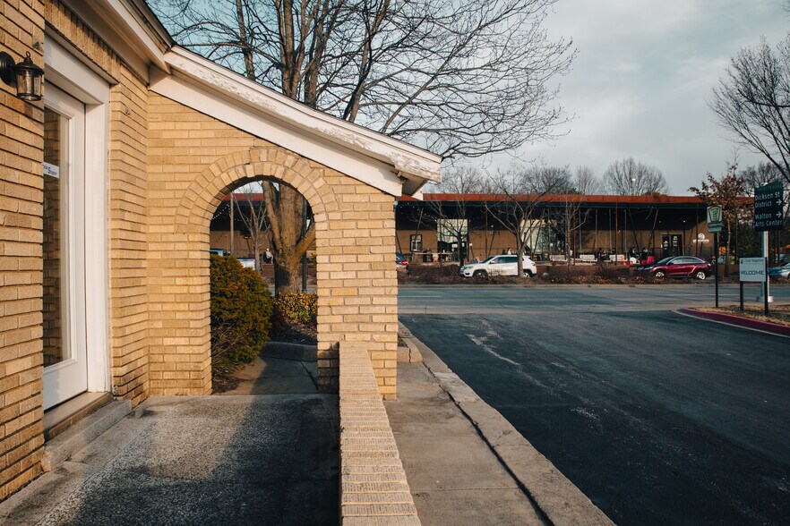 More Photos Of 355 N College Ave, Fayetteville Office For Sale