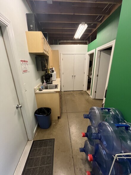 More Photos Of 17111 Munn Rd, Chagrin Falls Light Manufacturing For Sale