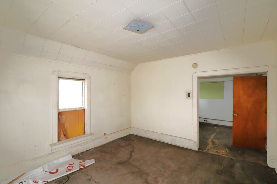 More Photos Of 522 Sanborn Ave, Ashland Storefront Retail Residential For Sale