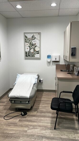 More Photos Of 4301 Saturn Rd, Garland Unknown For Lease