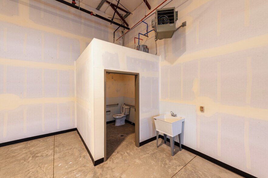 More Photos Of 5146 Liberator Drie dr, Kearns Warehouse For Lease