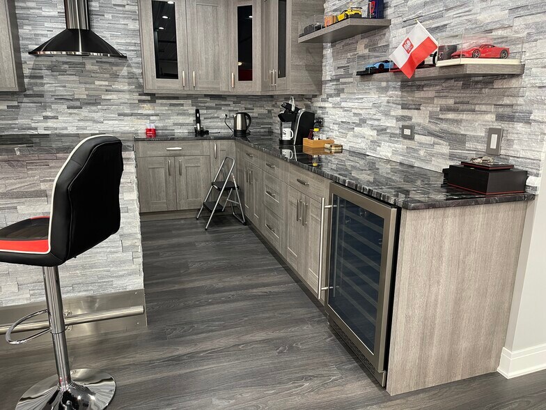 More Photos Of 2220 Ferry Rd, Naperville Showroom For Sale